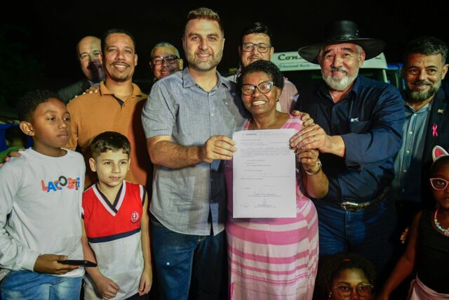 Prefeito assina ordem de serviço para obras na Rua Domingos Viana