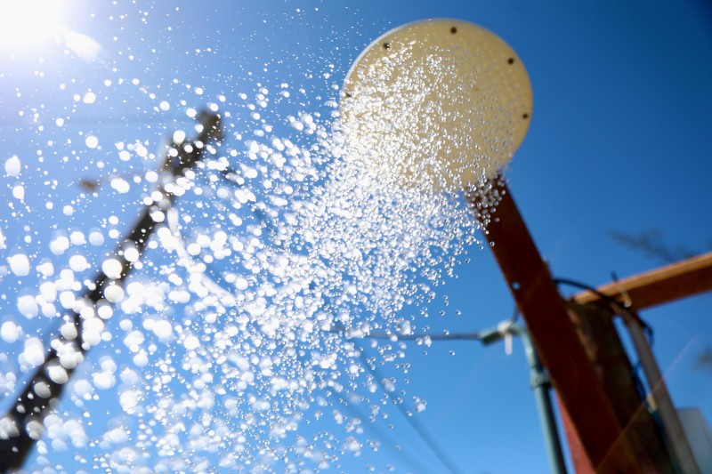 Prefeitura instala chuveiros na orla para atender banhistas em SJB