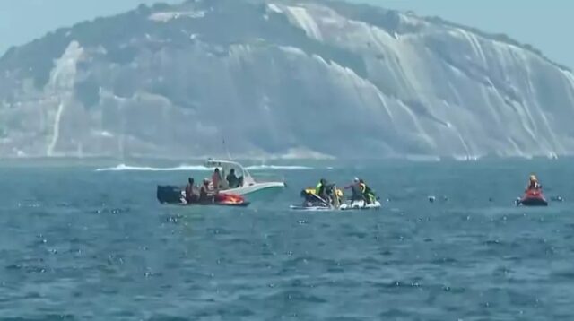 Avião de propaganda cai no mar em Copacabana