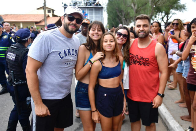 Nelson arrasta multidão no trio de Farol