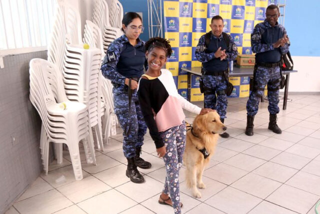Cão Zeus leva alegria e diversão aos assistidos da Apae