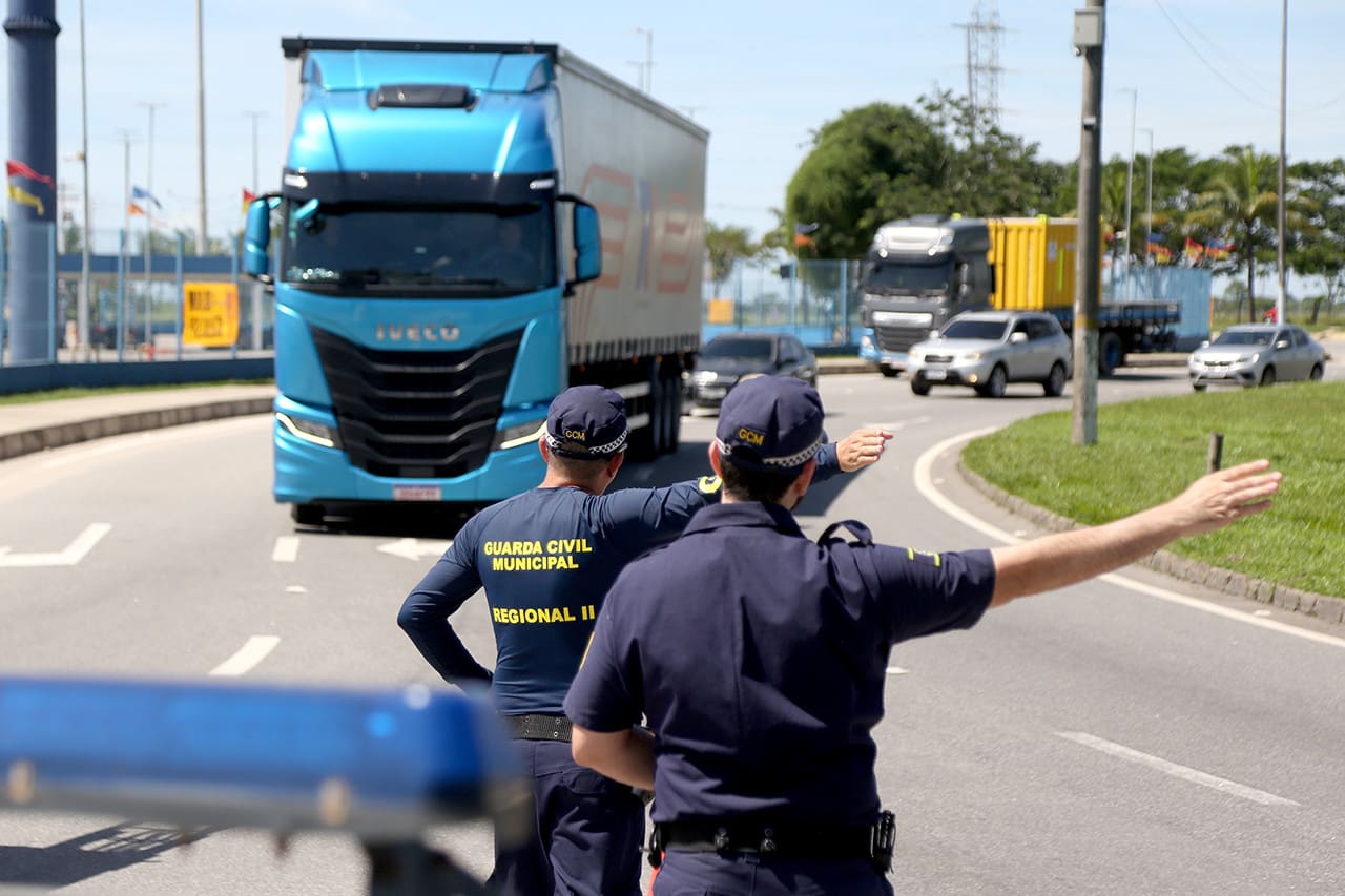 Guarda no Trevo do Índio para evitar tráfego pesado e buracos nas vias da cidade