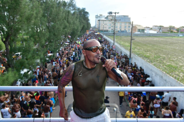Banda Me Puxa agitou a orla de Farol na tarde deste domingo