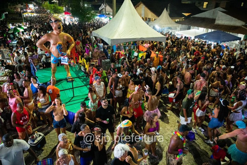 Bloco Borracha Fraca celebra 21 anos e reúne multidão em Atafona