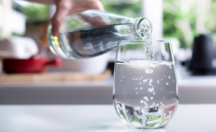 Água com gás aumenta a pressão e é 'veneno'? Médicos explicam o que é mito e o que é verdade