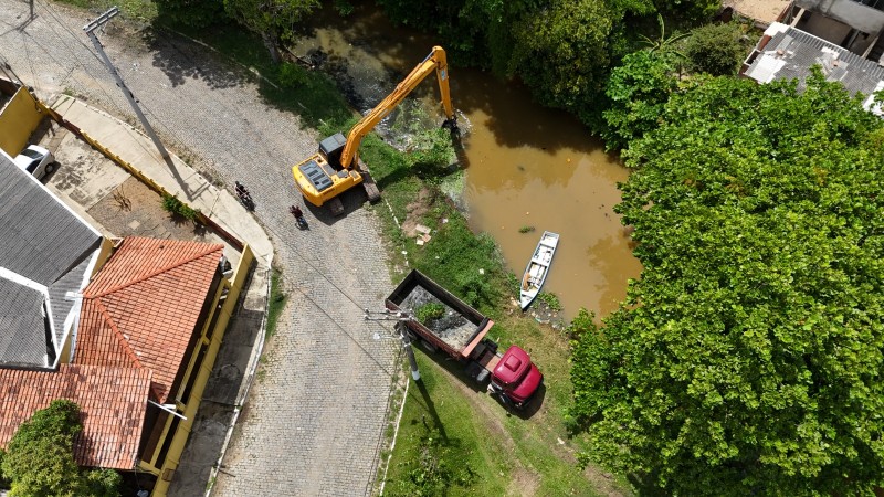 Iniciada limpeza e desassoreamento do Canal Vila Esperança