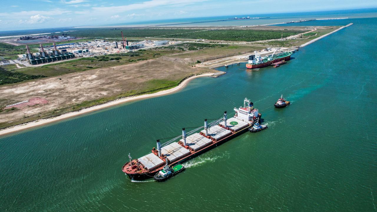 Porto do Açu bate recorde histórico em movimentações