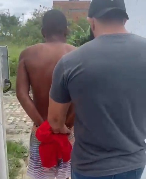 Mulher é agredida, ameaçada com facão e homem acaba preso em Campos