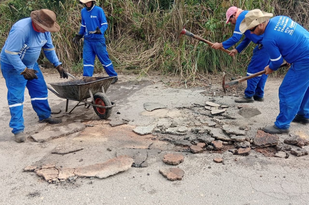 Operação Tapa Buracos na cidade e nas estradas na Baixada Campista