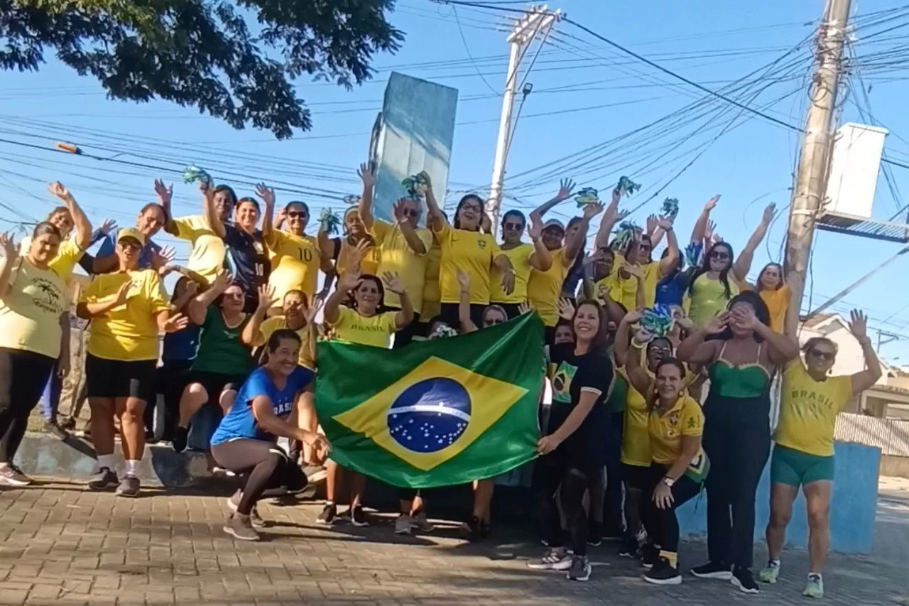 Praça São Gonçalo vira palco de aula funcional em clima de Copa do Mundo
