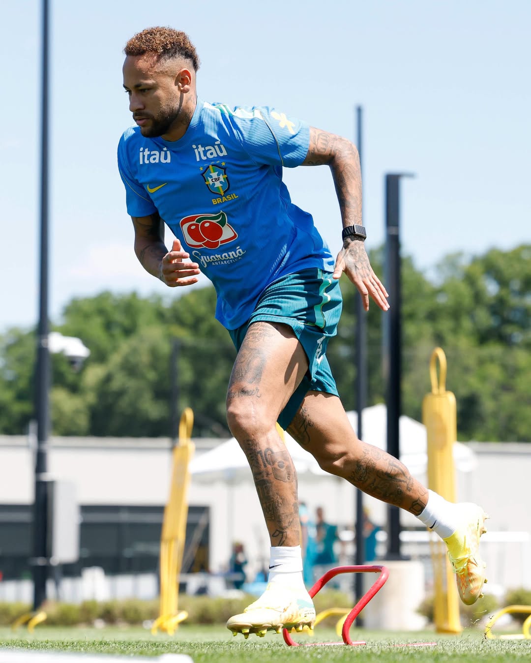 Neymar faz primeiro treino completo com o grupo da Seleção de olho em jogo contra a Escócia