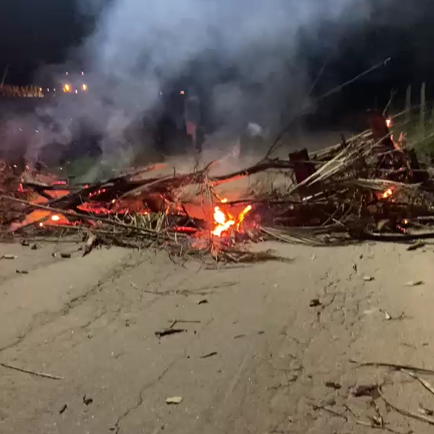 Moradores protestam e bloqueiam estrada de acesso à Ponta Grossa; Vídeo