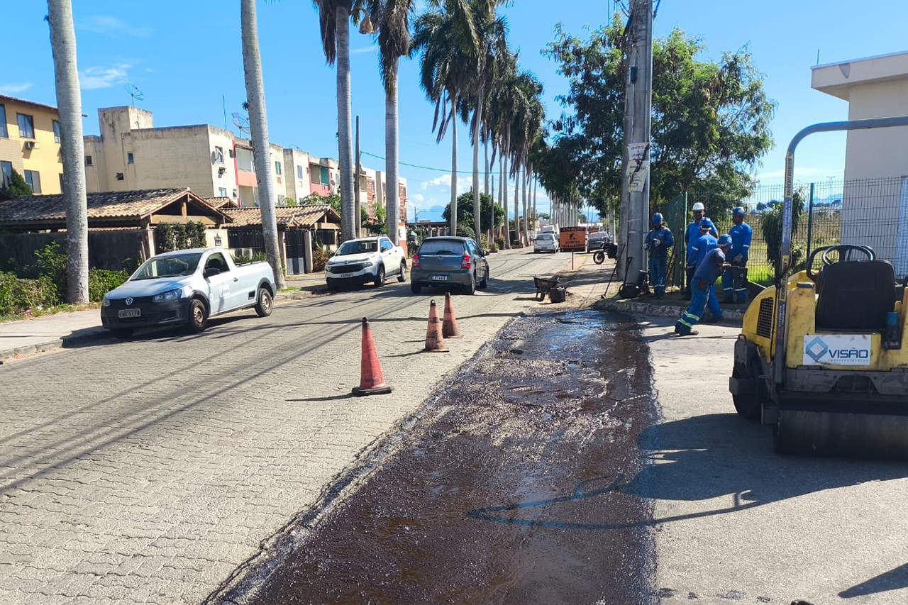 Governo Frederico Paes realiza obras de tapa-buracos e asfaltamento em várias ruas