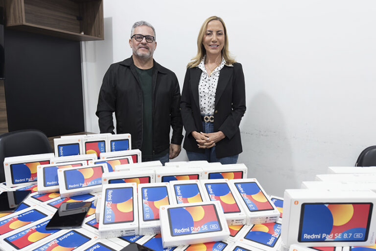 Prefeitura de São Francisco entrega tablets para escolas da rede municipal