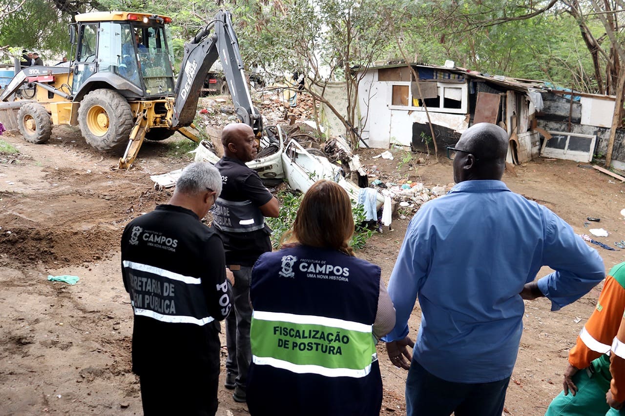 Força-tarefa da Prefeitura recupera área ocupada sob ponte em Campos