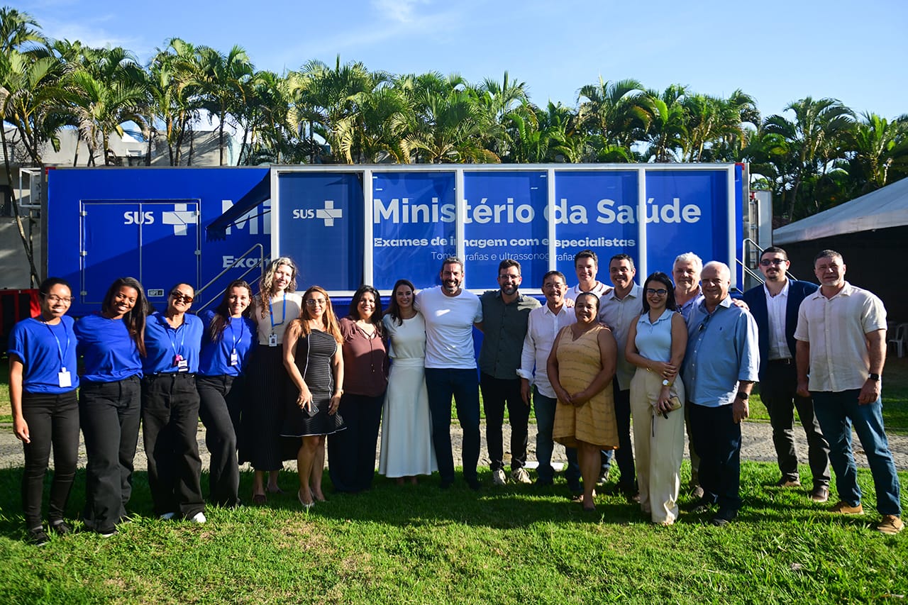 Diretor do Ministério da Saúde visita carreta de exames e anuncia unidade móvel de saúde da mulher