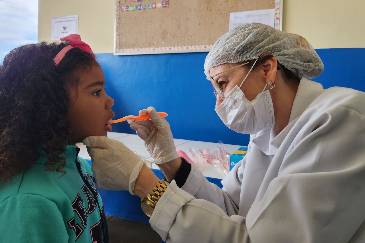 Dia B de Saúde Bucal leva assistência aos alunos de escola em Dores de Macabu