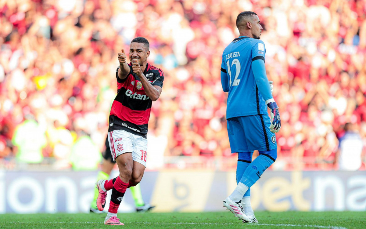 Com dois gols de Samuel Lino, Flamengo vence Botafogo no Brasileirão