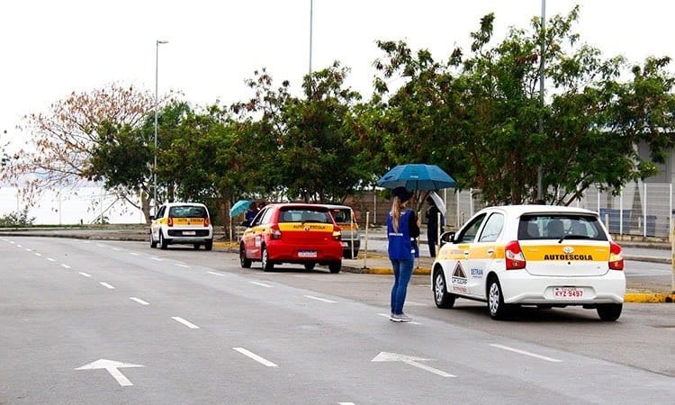 Detran RJ libera carro automático em aulas e provas para CNH