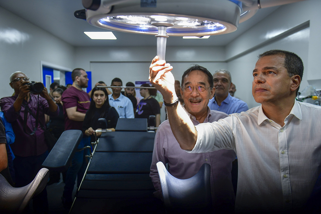 Prefeito Frederico Paes inaugura novo centro cirúrgico do Ferreira Machado
