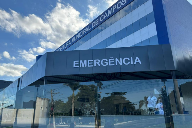 Acidente entre carro e carreta deixa duas pessoas feridas na BR-101, em Campos